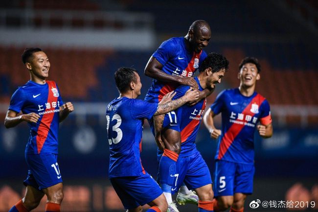 美女岔开双腿让人捅